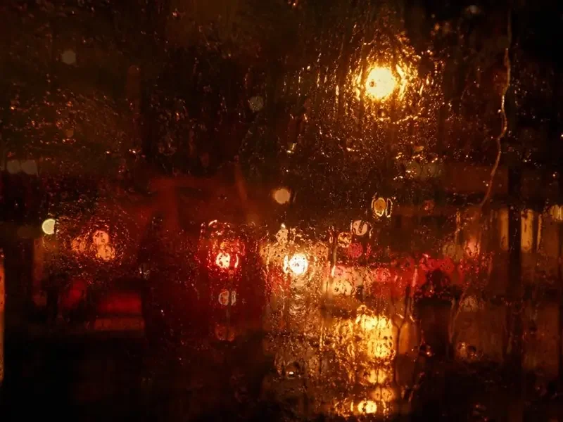 治愈短剧精选封面，雨夜窗户透出的暖光